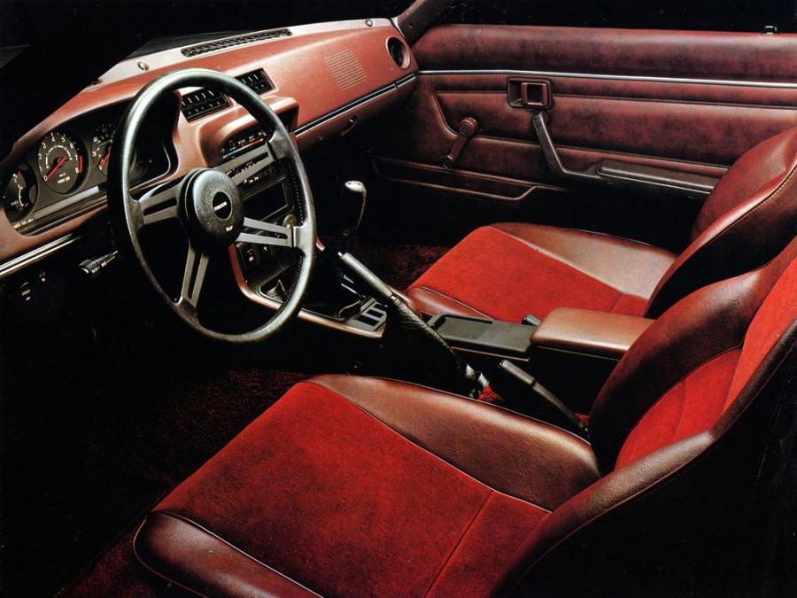 Интерьер Mazda RX-7 (SA) 1978 года  (фото 11 из 18)